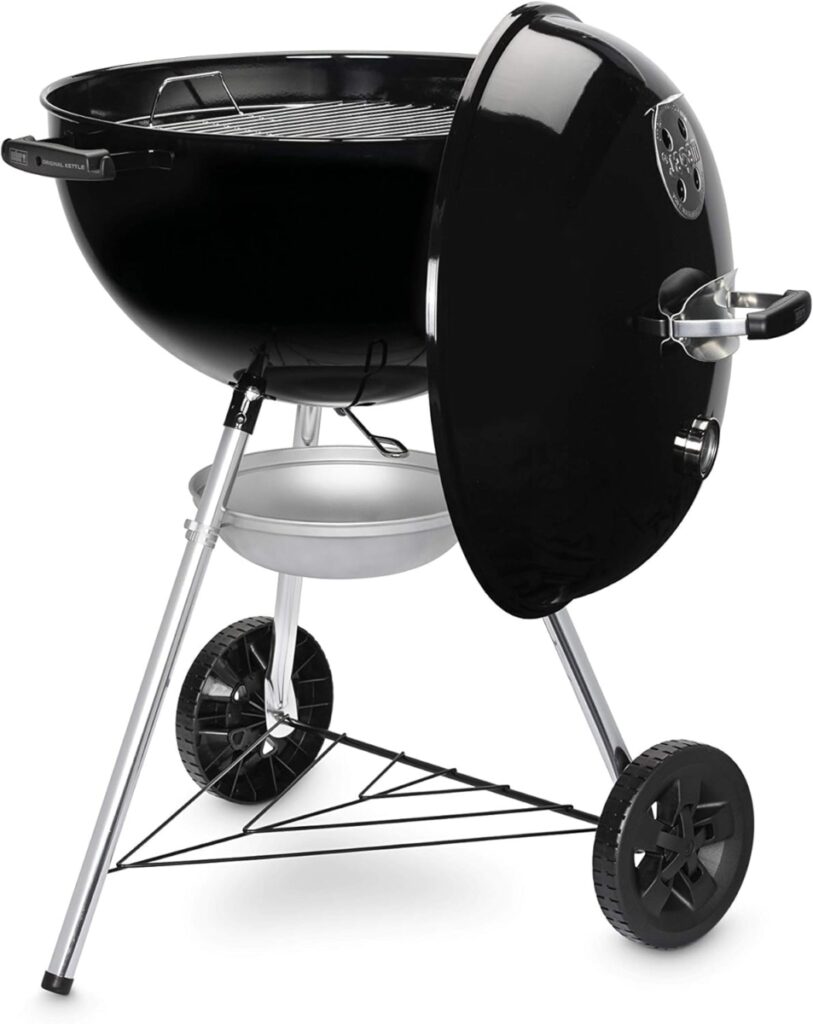Parrilla de barbacoa negra con ruedas.