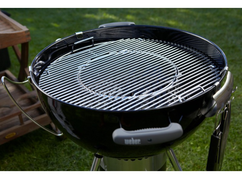 Parrilla de barbacoa en jardín verde
