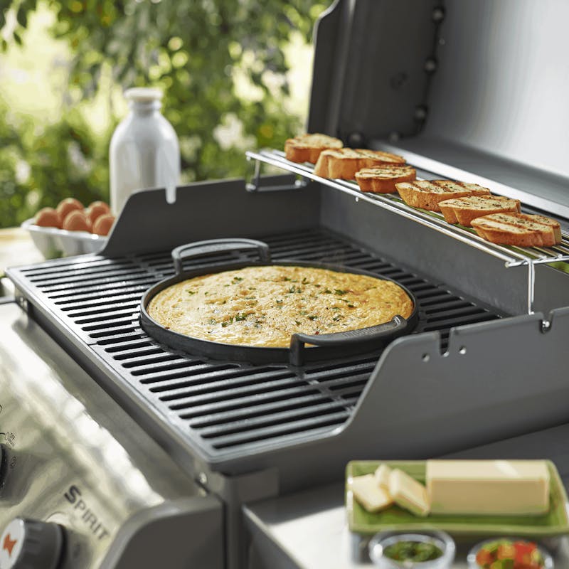 Barbacoa con frittata y pan tostado.