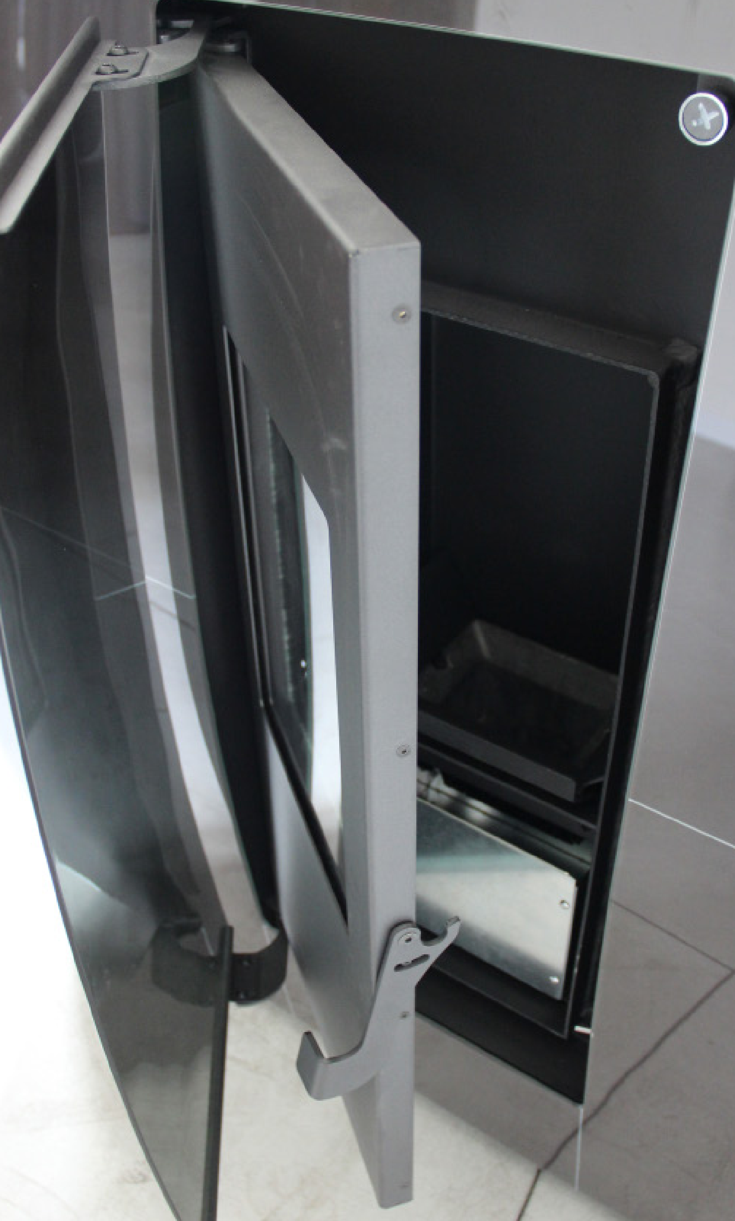 Puerta de estufa abierta en cocina moderna.