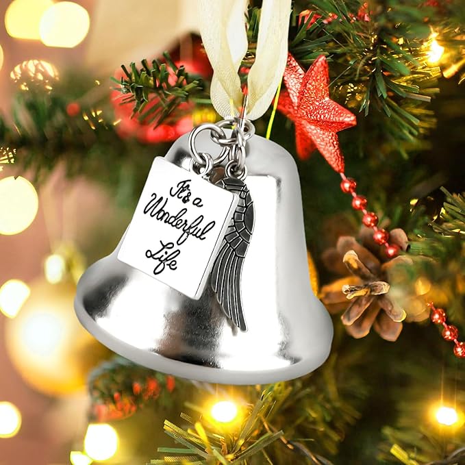 Adorno campana navideña en árbol decorado