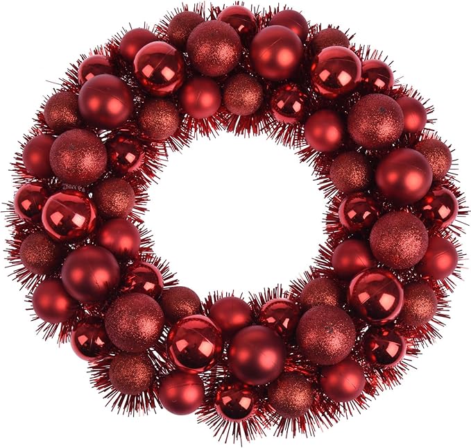 Corona navideña roja con esferas decorativas brillantes.