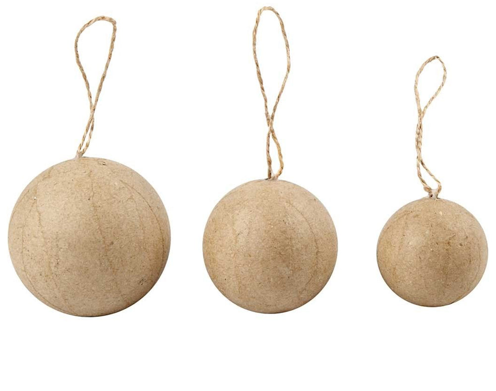 Tres bolas colgantes de papel marrón reciclado.