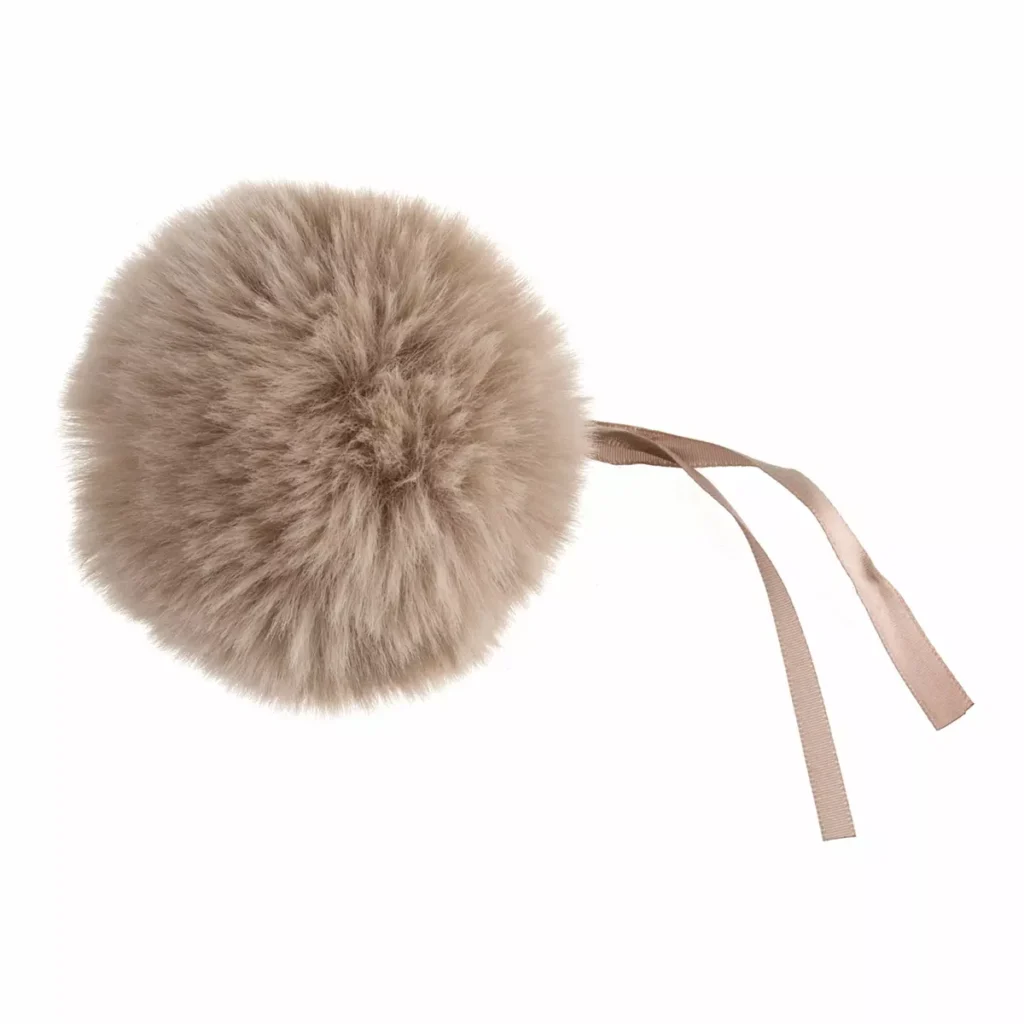 Pompon de piel sintética con cinta decorativa