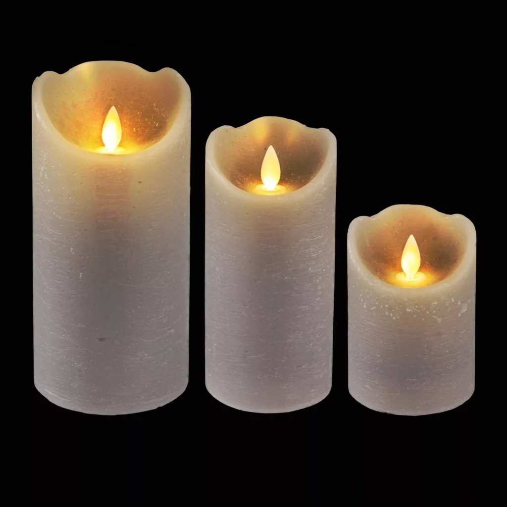 Tres velas LED con luz cálida encendida.