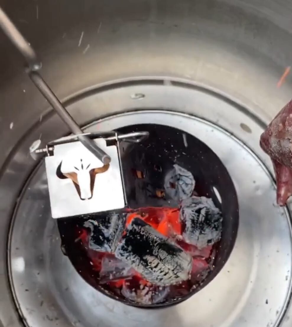 Brasero con carbón encendido para asar carne.