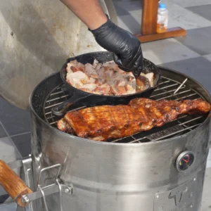 Cocinando costillas asadas al carbón con sartén.