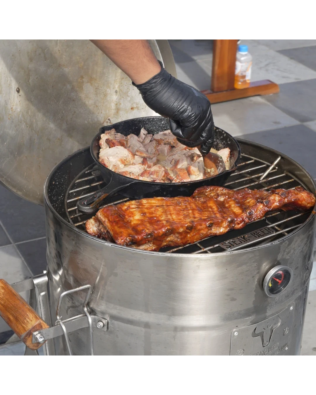 Cocinando costillas asadas al carbón con sartén.