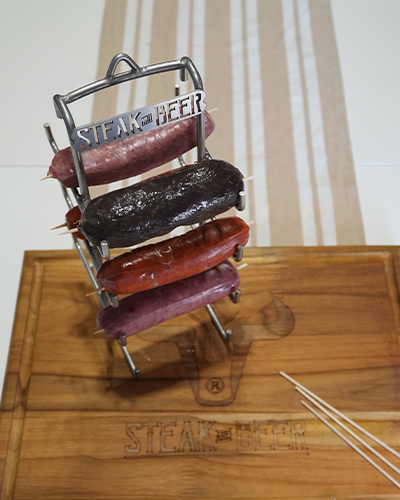 Variedad de salchichas en parrilla de madera
