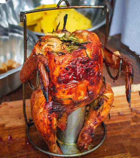 Pollo asado sobre lata de cerveza.