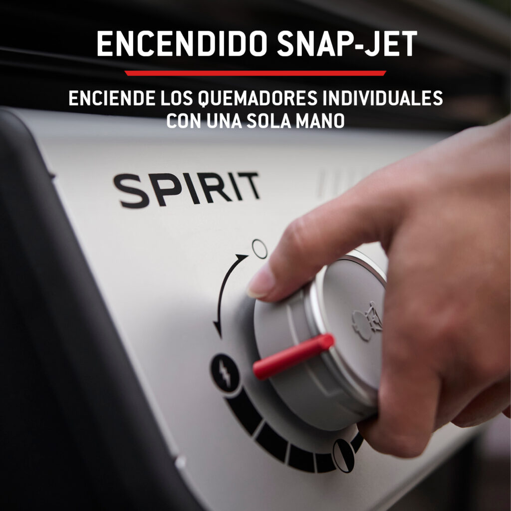 Mano encendiendo quemador de barbacoa con mando giratorio