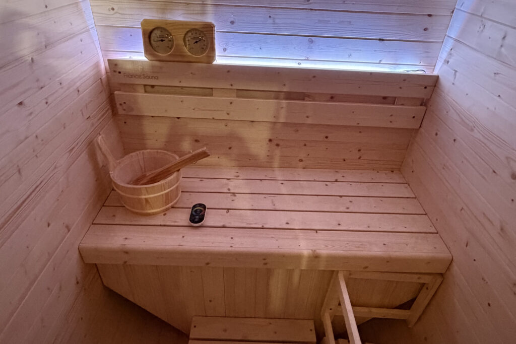 Interior de sauna de madera con cubo