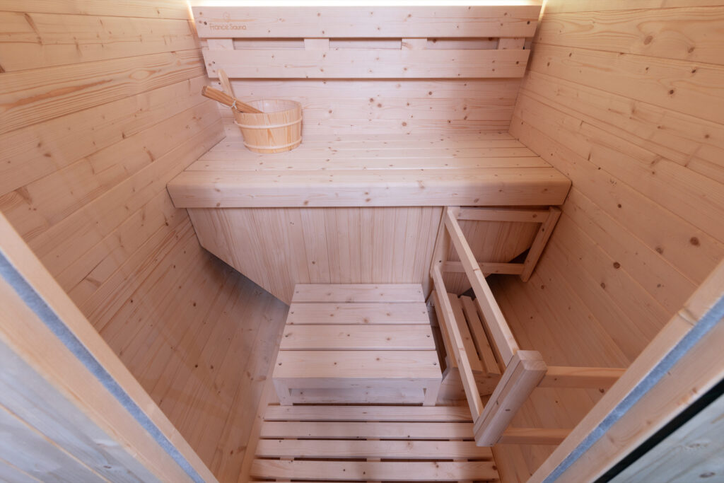 Interior de sauna de madera con cubo