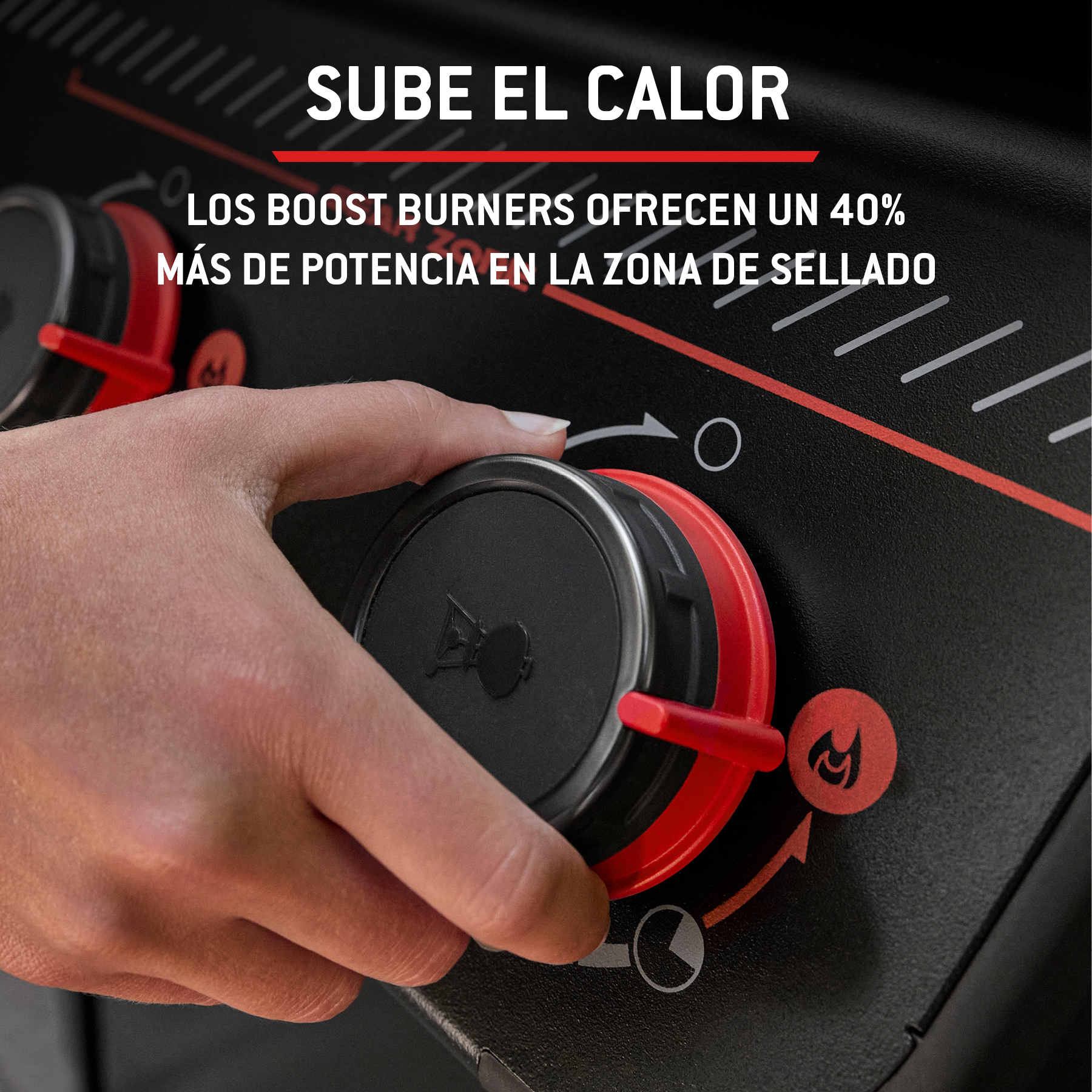 Mano ajustando mando de barbacoa con función boost