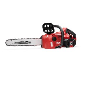 Motosierra eléctrica roja con batería sobre fondo blanco