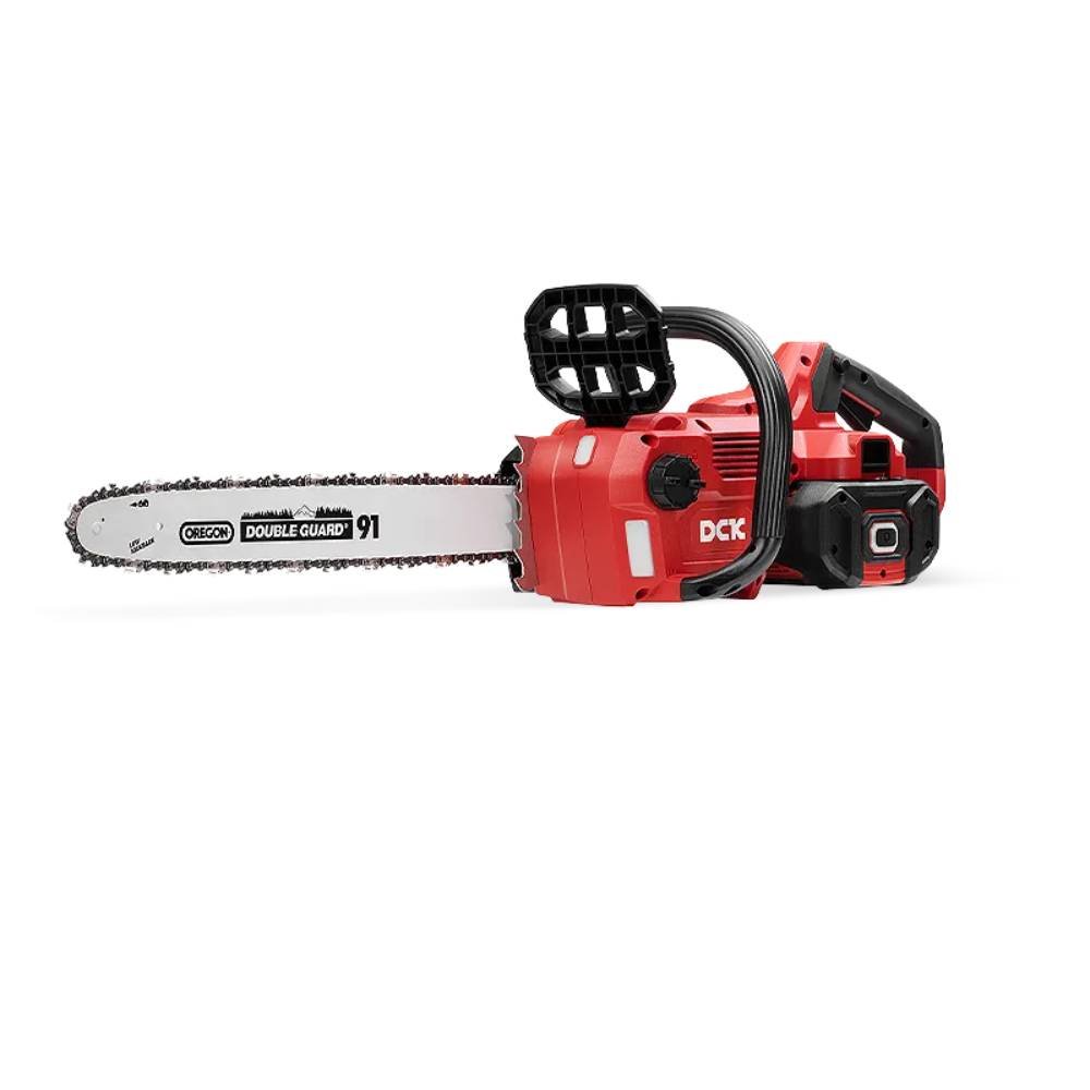 Motosierra eléctrica roja con batería sobre fondo blanco