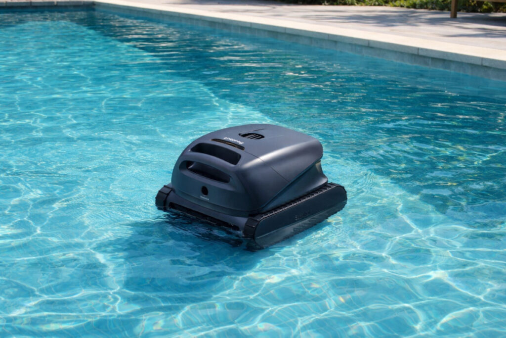 Robot limpiador automático en piscina azul
