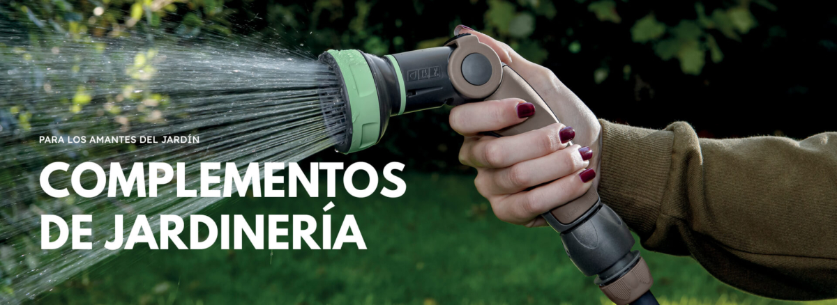 Mano con manguera regando el jardín