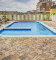 Piscina rectangular en patio con vistas al puente